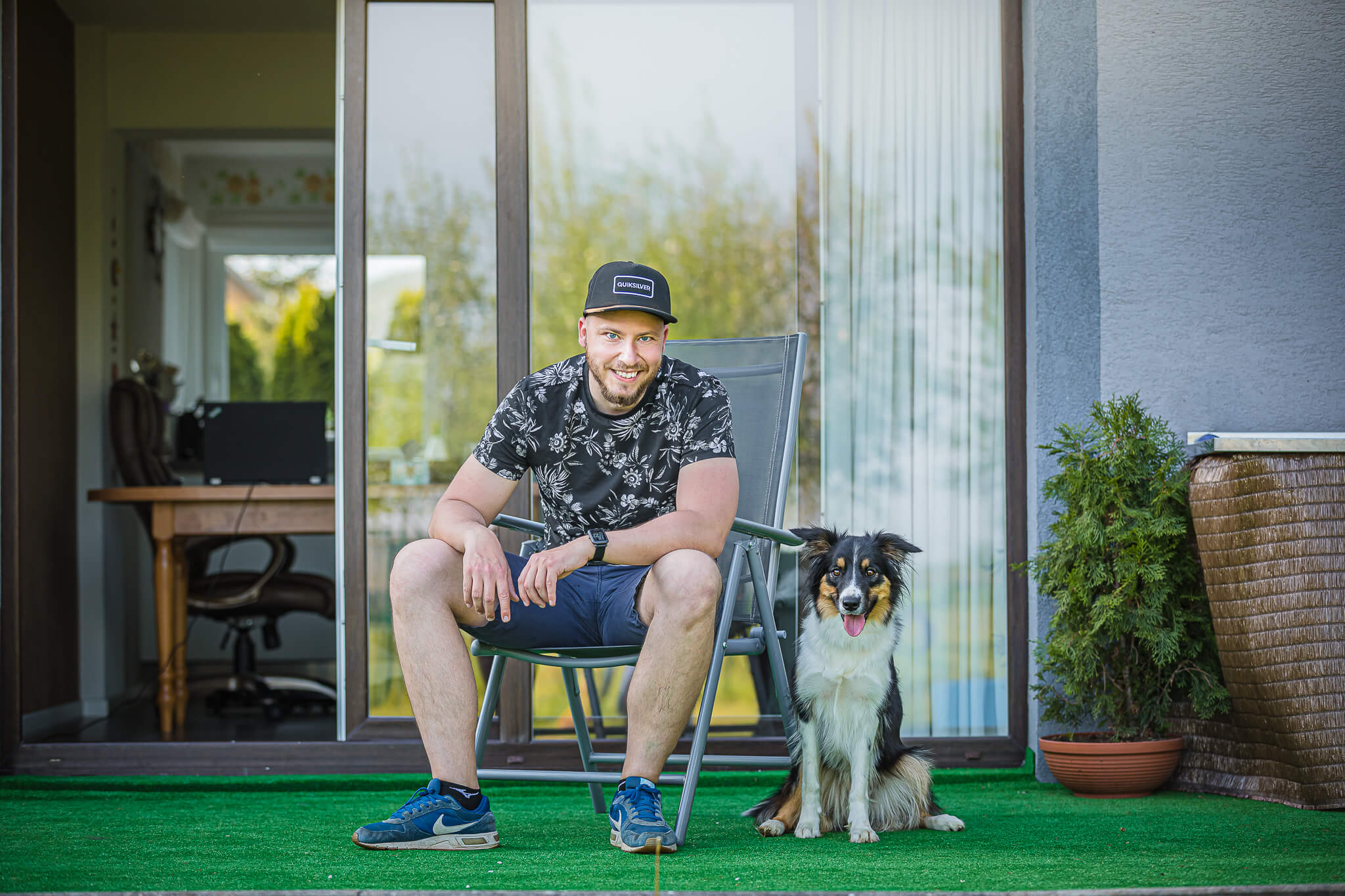 Ján Zrebný a pes na dovolenke